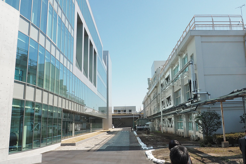 まだほかの建物と接続する通路は付いていないが、今後、プロダクト・センターと右側の建物との間に橋がかけられる予定という