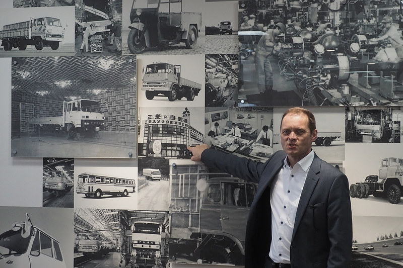 別棟にある「温故知新」をテーマにした展示には、参考にしたという昔の三菱ふそうのビルの写真もある