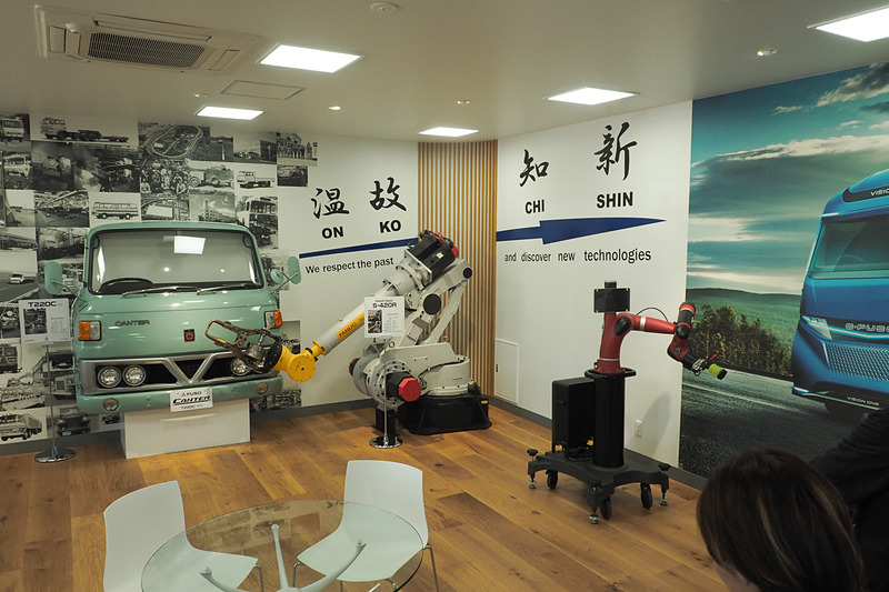 別棟にある「温故知新」をテーマにした展示には、参考にしたという昔の三菱ふそうのビルの写真もある