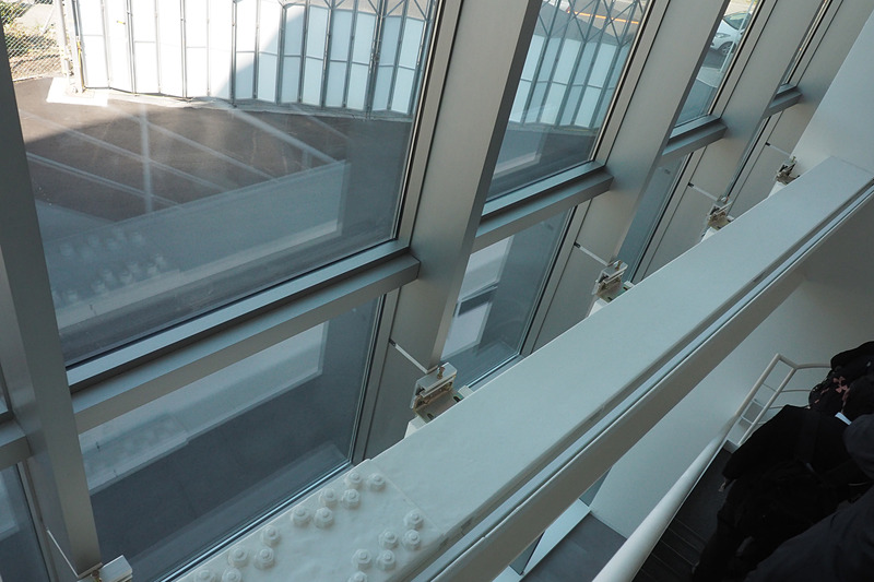 技術者も出入りする建物のため、パーツや構造を見せているところも特徴