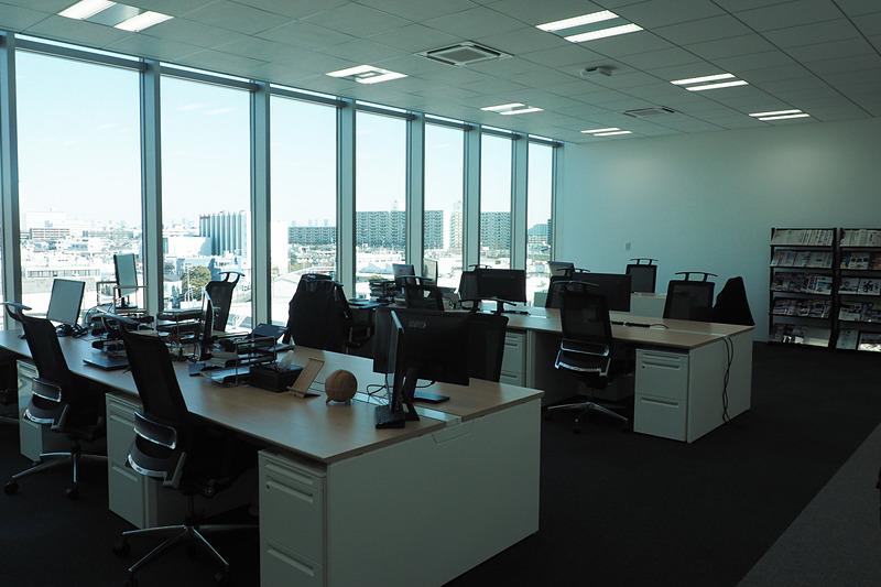 オフィスの一部。外の光がよく見える