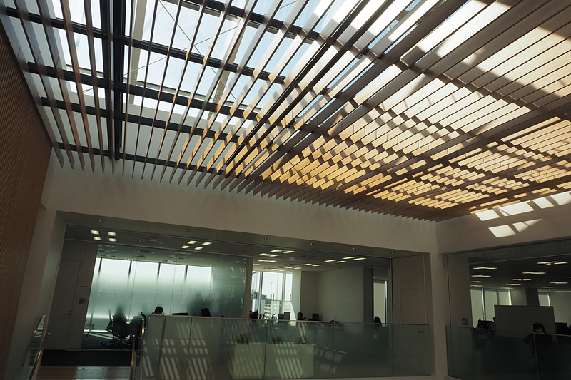 天井から外光が差し込む5階