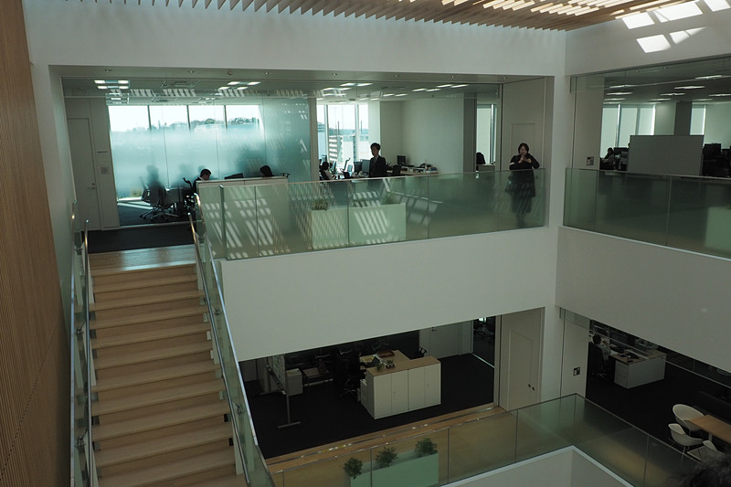 5階から3階まで吹き抜けになっていて階段で移動できる