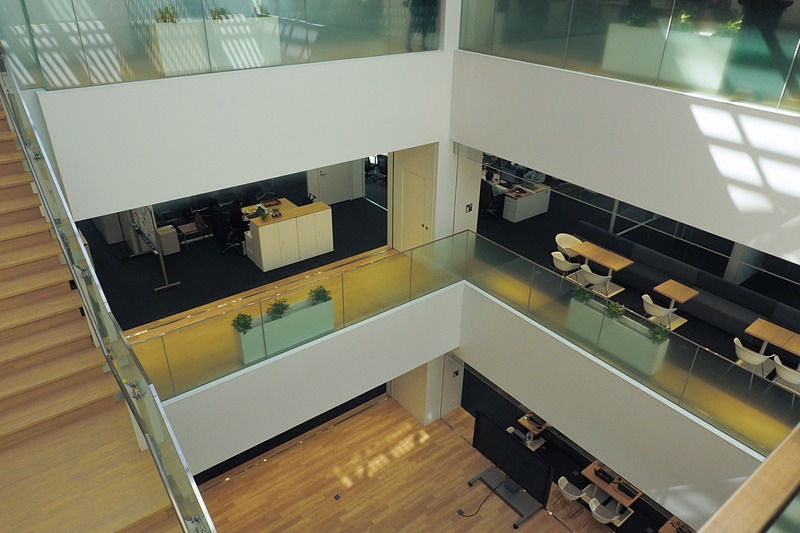 5階から3階まで吹き抜けになっていて階段で移動できる