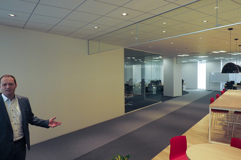 5階の会議室はガラス張りで、その前はカフェテリアになっている。カーペットは道路を表現