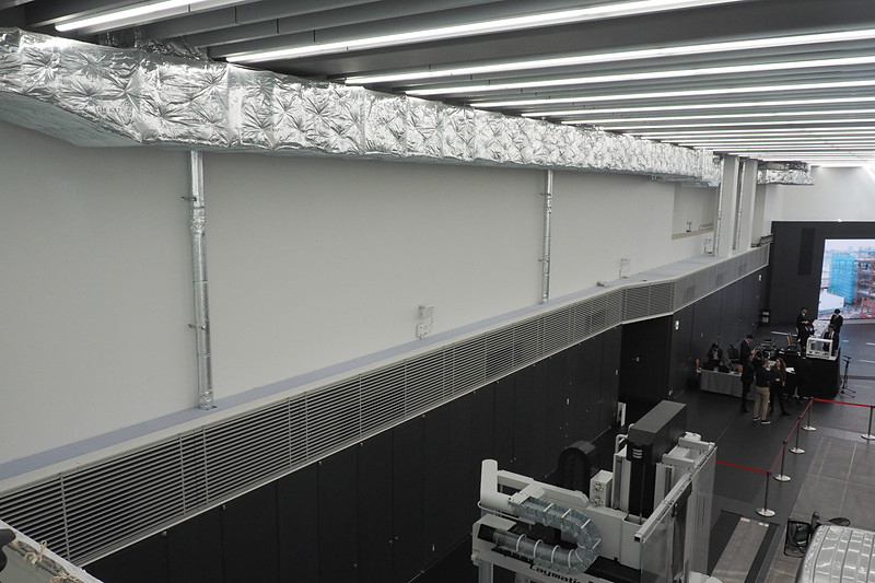 1階と2階が通しになっている部分は大型トラックやバスも入り、イベントもできる広大なスペース