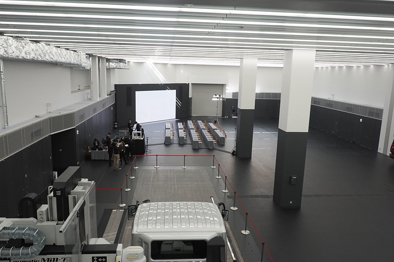 1階と2階が通しになっている部分は大型トラックやバスも入り、イベントもできる広大なスペース