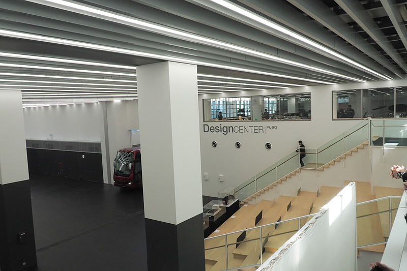 1階と2階が通しになっている部分は大型トラックやバスも入り、イベントもできる広大なスペース