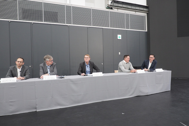 左からダイムラー・トラック部門 広報統括部長 フロリアン・マーテン氏、ダイムラーAG 取締役 ダイムラー・トラック兼バス部門代表 マーティン・ダウム氏、ダイムラー・トラック・アジア 代表兼三菱ふそうトラック・バス株式会社 代表取締役社長 ハートムット・シック氏、ダイムラーAG デザイン代表 コードン・ワグナー氏、三菱ふそうトラック・バス株式会社 広報部長 フロリアン・ラウダン氏