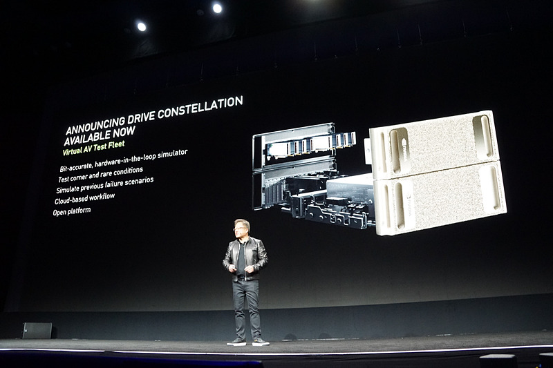 「NVIDIA DRIVE Constellation」を紹介するNVIDIA ジェンスン・フアン CEO