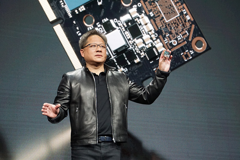 スライドの写真と同じポーズをとるNVIDIA ジェンスン・フアン CEO