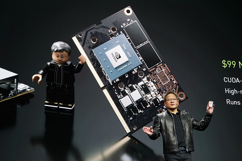 スライドの写真と同じポーズをとるNVIDIA ジェンスン・フアン CEO