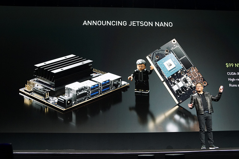 「GTC 2019」で「Jetson Nano」を発表するNVIDIA ジェンスン・フアン CEO