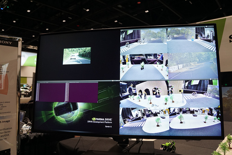 液晶パネルの右半面に表示された8つのカメラの映像