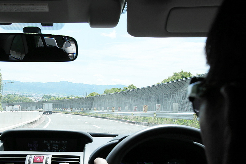 製品の装着イメージ。凹凸や白線、オイル染みといった路面状況や、前を走るクルマのブレーキランプ、道路脇にある標識類などが視認しやすくなる