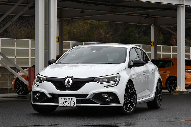 100台限定の「メガーヌ ルノー・スポール カップ」（450万円）。ボディサイズは4410mm×1875mm×1435mm（全長×全幅×全高）、ホイールベースは2670mm。車両重量は1460kg。専用チューニングを施したサスペンションやトルセンLSDを搭載し、「メガーヌ ルノー・スポール」に対してスプリングレートをフロント23％、リア35％向上させたほか、ダンパーレートを23％、フロントアンチロールバーの剛性を7％それぞれ高めロールを抑えた