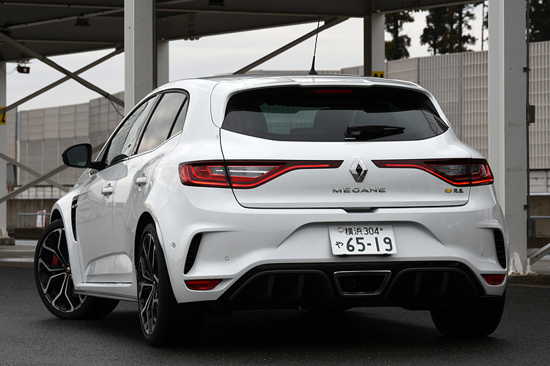 100台限定の「メガーヌ ルノー・スポール カップ」（450万円）。ボディサイズは4410mm×1875mm×1435mm（全長×全幅×全高）、ホイールベースは2670mm。車両重量は1460kg。専用チューニングを施したサスペンションやトルセンLSDを搭載し、「メガーヌ ルノー・スポール」に対してスプリングレートをフロント23％、リア35％向上させたほか、ダンパーレートを23％、フロントアンチロールバーの剛性を7％それぞれ高めロールを抑えた