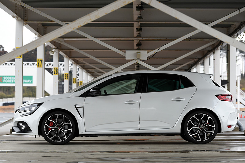 100台限定の「メガーヌ ルノー・スポール カップ」（450万円）。ボディサイズは4410mm×1875mm×1435mm（全長×全幅×全高）、ホイールベースは2670mm。車両重量は1460kg。専用チューニングを施したサスペンションやトルセンLSDを搭載し、「メガーヌ ルノー・スポール」に対してスプリングレートをフロント23％、リア35％向上させたほか、ダンパーレートを23％、フロントアンチロールバーの剛性を7％それぞれ高めロールを抑えた