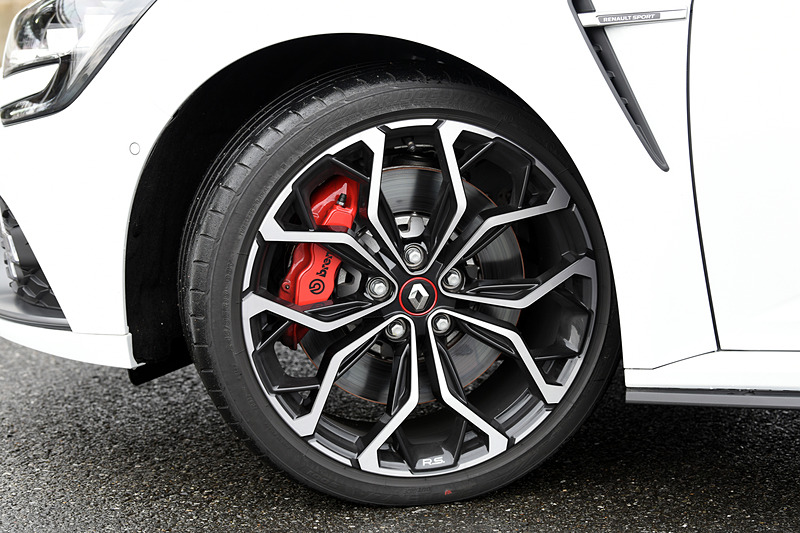 大型化したフロントブレーキを採用。前後共に専用レッドキャリパーを装備。タイヤはブリヂストン「ポテンザ S001」を装着。サイズは245/35 R19