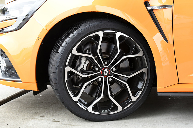 「メガーヌ ルノー・スポール」はシルバーのブレーキキャリパーを装着する以外に見た目の違いはほとんどない