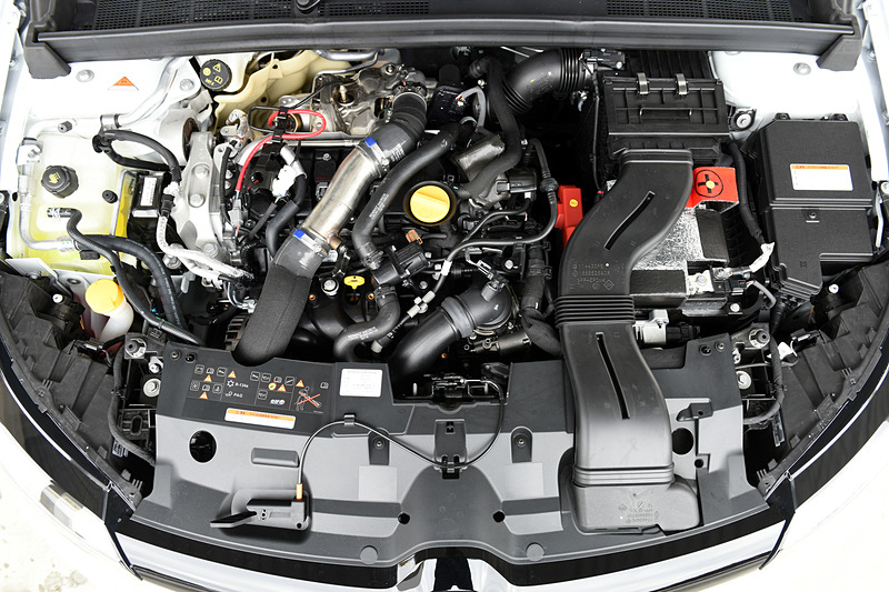 最高出力205kW（279PS）/6000rpm、最大トルク390Nm（39.8kgfm）/2400rpmを発生する直列4気筒DOHC 1.8リッター直噴ターボエンジン「M5P」型を搭載。トランスミッションはメガーヌ ルノー・スポールで採用された6速EDCから6速MTに変更。駆動方式は2WD（FF）。JC08モード燃費は12.6km/L