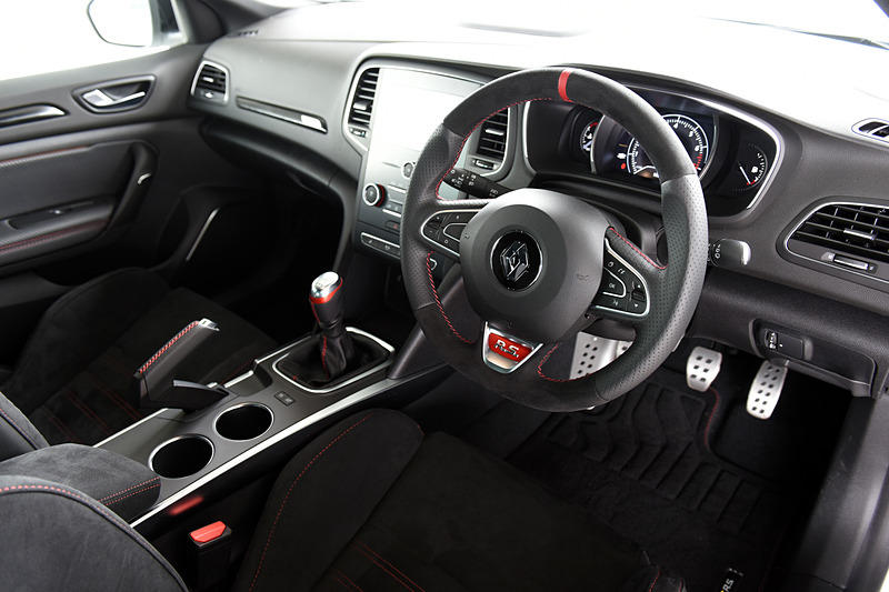 メガーヌ ルノー・スポール カップのインテリアは、ベースのメガーヌ ルノー・スポールとほとんど違いはないが、ステアリングが専用ナパレザー/アルカンタラとなるほか、パーキングブレーキは手引き式を採用。シートはアルカンタラのR.S.スポーツシートを装着