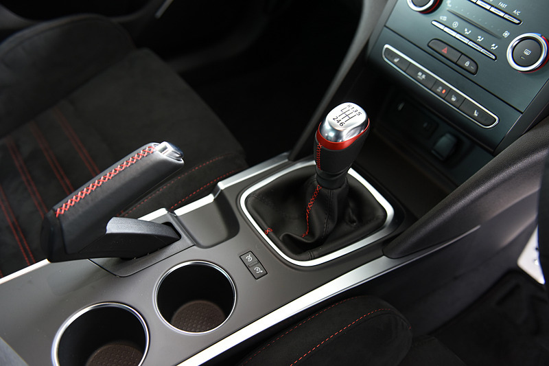 メガーヌ ルノー・スポール カップのインテリアは、ベースのメガーヌ ルノー・スポールとほとんど違いはないが、ステアリングが専用ナパレザー/アルカンタラとなるほか、パーキングブレーキは手引き式を採用。シートはアルカンタラのR.S.スポーツシートを装着