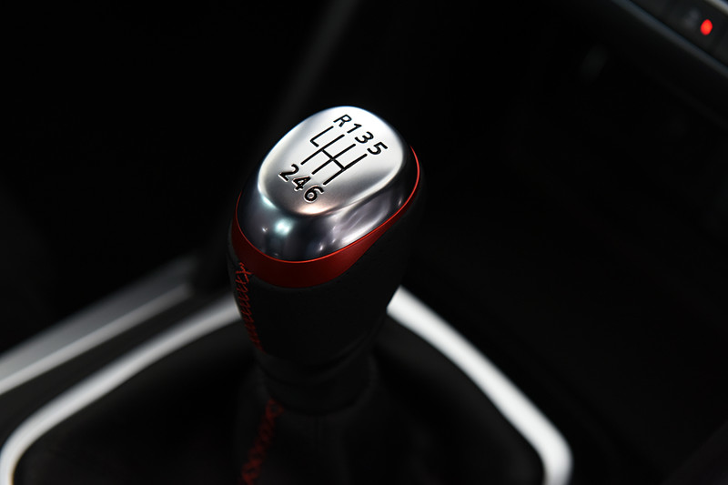 メガーヌ ルノー・スポール カップのインテリアは、ベースのメガーヌ ルノー・スポールとほとんど違いはないが、ステアリングが専用ナパレザー/アルカンタラとなるほか、パーキングブレーキは手引き式を採用。シートはアルカンタラのR.S.スポーツシートを装着