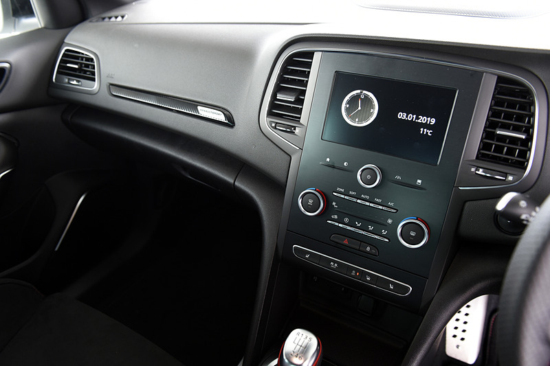 メガーヌ ルノー・スポール カップのインテリアは、ベースのメガーヌ ルノー・スポールとほとんど違いはないが、ステアリングが専用ナパレザー/アルカンタラとなるほか、パーキングブレーキは手引き式を採用。シートはアルカンタラのR.S.スポーツシートを装着