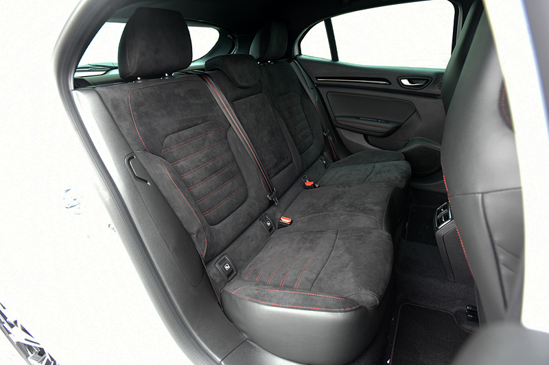 メガーヌ ルノー・スポール カップのインテリアは、ベースのメガーヌ ルノー・スポールとほとんど違いはないが、ステアリングが専用ナパレザー/アルカンタラとなるほか、パーキングブレーキは手引き式を採用。シートはアルカンタラのR.S.スポーツシートを装着