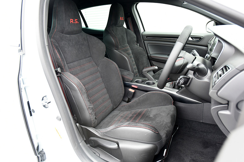 メガーヌ ルノー・スポール カップのインテリアは、ベースのメガーヌ ルノー・スポールとほとんど違いはないが、ステアリングが専用ナパレザー/アルカンタラとなるほか、パーキングブレーキは手引き式を採用。シートはアルカンタラのR.S.スポーツシートを装着