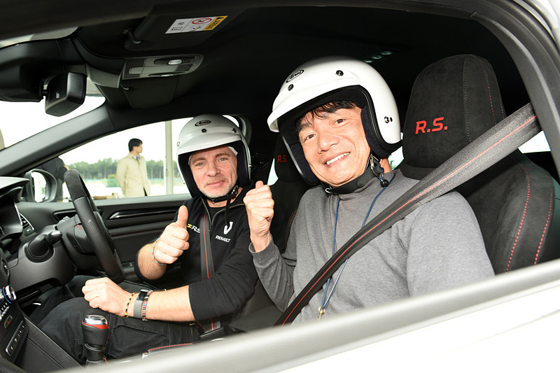 ルノー・スポールの開発ドライバー2人が運転する車両に同乗。それぞれ2周ずつという短い時間でも、メガーヌ ルノー・スポール カップの実力を体感できた