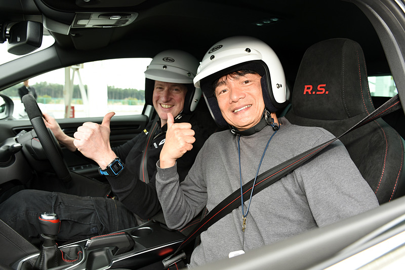 ルノー・スポールの開発ドライバー2人が運転する車両に同乗。それぞれ2周ずつという短い時間でも、メガーヌ ルノー・スポール カップの実力を体感できた