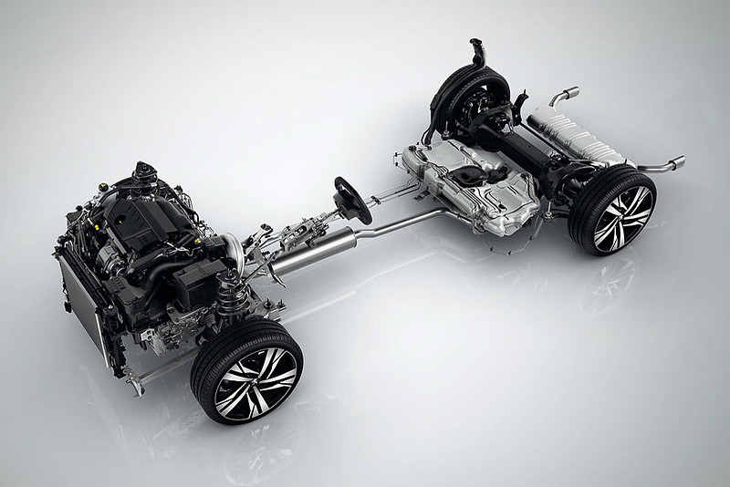 グループPSAの中核プラットフォーム「EMP2」をベースに使用