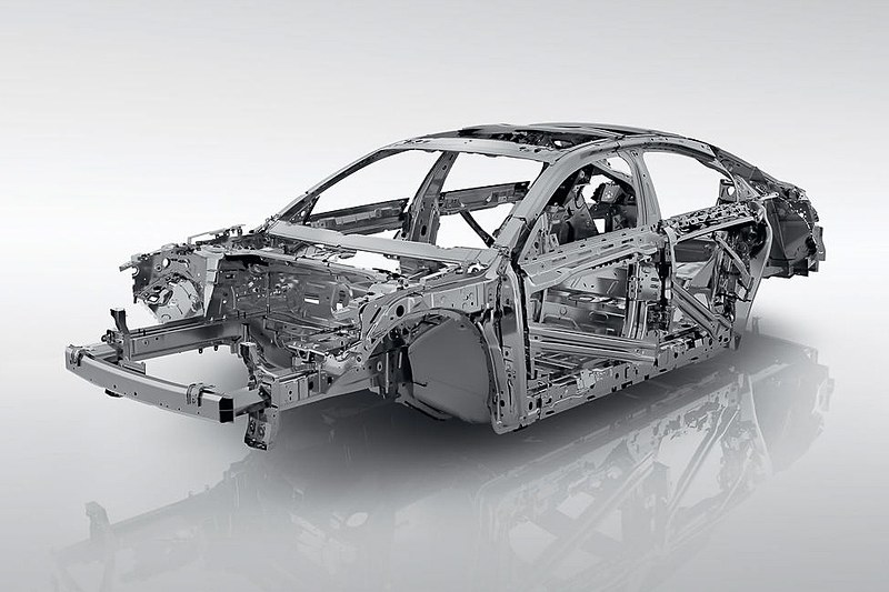 新しい溶接技術の導入と計24mの構造用接着剤を併用して剛性と耐久性を確保。トランクフロアとテールゲート下部に複合素材を使用して軽量化を行なったほか、フロントフェンダー、フロントサスペンション、リアシート骨格にはアルミニウム合金を採用