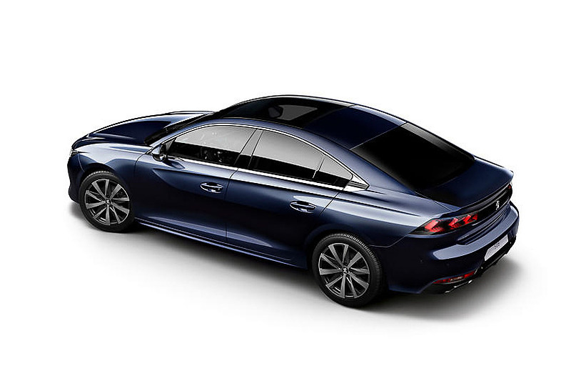 エクステリアは、クーペのようなルーフラインを用いることでエレガントなファストバックスタイルを演出