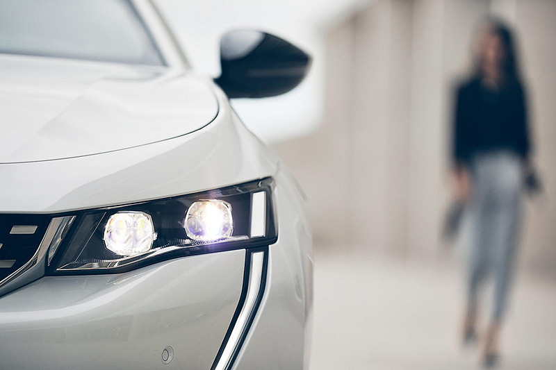 フロントはライトまわりに特徴的なデザインを採用