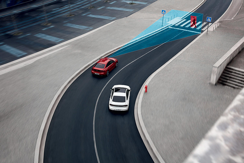 PSA初採用の「第2世代アクティブセーフティブレーキ」（左）、プジョー初搭載の「ナイトビジョン」（中央）のほか、最新の快適装備としてGT Line/GTに「FOCAL プレミアムHiFiシステム 10スピーカー」（右）を装着