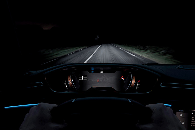 PSA初採用の「第2世代アクティブセーフティブレーキ」（左）、プジョー初搭載の「ナイトビジョン」（中央）のほか、最新の快適装備としてGT Line/GTに「FOCAL プレミアムHiFiシステム 10スピーカー」（右）を装着