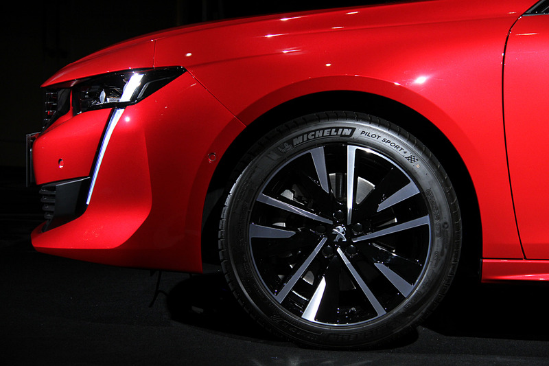 エクステリアではLEDヘッドライト＆インテリジェントハイビーム、18インチアロイホイール（タイヤは235/45 ZR18のミシュラン「パイロット スポーツ 4」）などを装備