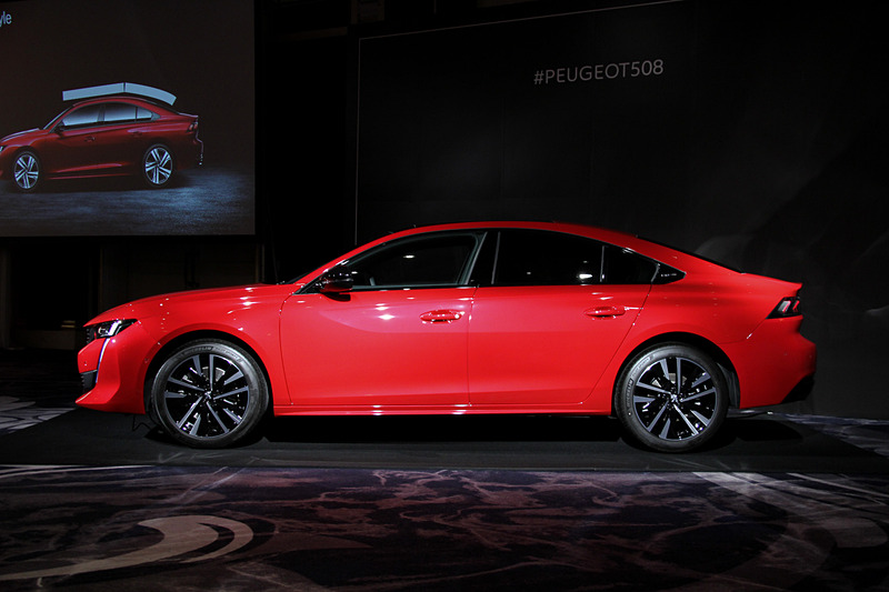 エクステリアではLEDヘッドライト＆インテリジェントハイビーム、18インチアロイホイール（タイヤは235/45 ZR18のミシュラン「パイロット スポーツ 4」）などを装備