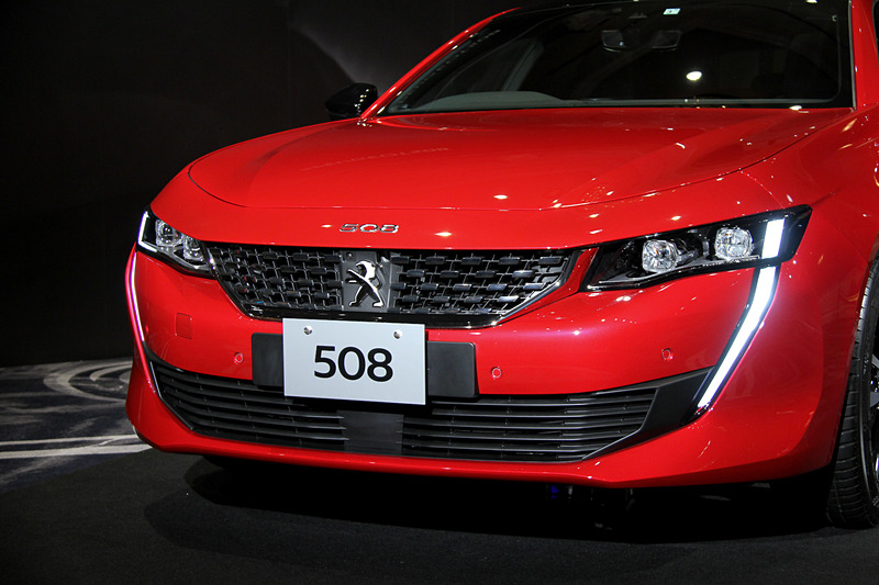 エクステリアではLEDヘッドライト＆インテリジェントハイビーム、18インチアロイホイール（タイヤは235/45 ZR18のミシュラン「パイロット スポーツ 4」）などを装備