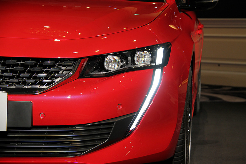 エクステリアではLEDヘッドライト＆インテリジェントハイビーム、18インチアロイホイール（タイヤは235/45 ZR18のミシュラン「パイロット スポーツ 4」）などを装備