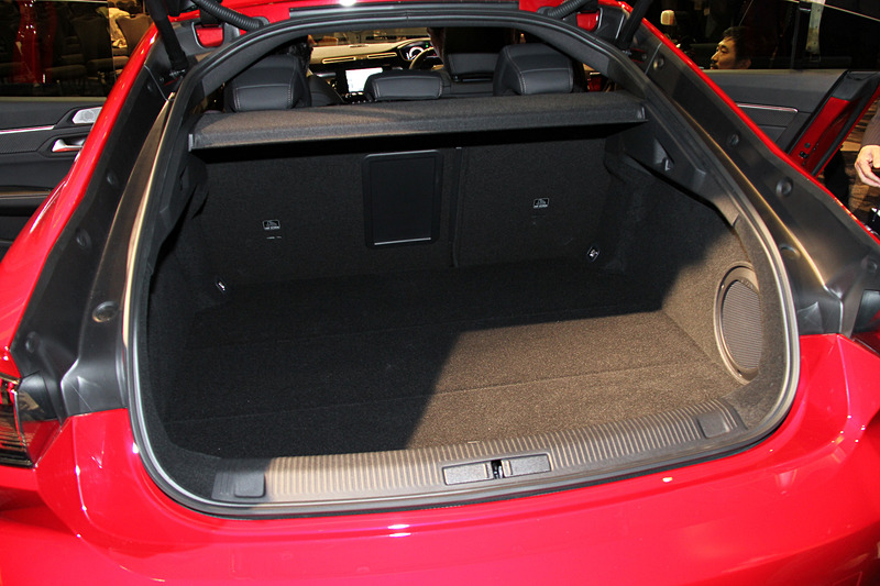 インテリアではアルミペダル/フロントドアステップガード、FOCALプレミアム HiFiシステムなどを装備するほか、ナッパレザーシート/ナイトビジョン/フルパークアシスト360°ビジョン/パノラミックサンルーフをパッケージ化したオプション「フルパッケージ」を装着