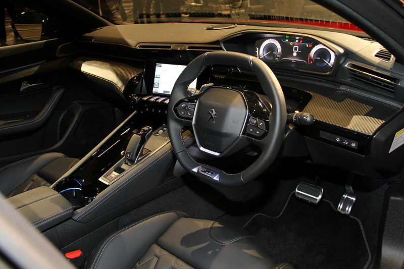 インテリアではアルミペダル/フロントドアステップガード、FOCALプレミアム HiFiシステムなどを装備するほか、ナッパレザーシート/ナイトビジョン/フルパークアシスト360°ビジョン/パノラミックサンルーフをパッケージ化したオプション「フルパッケージ」を装着