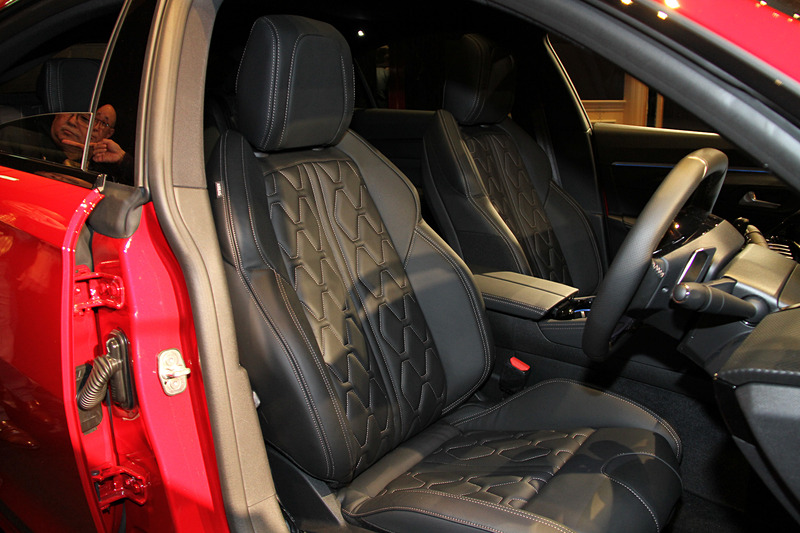 インテリアではアルミペダル/フロントドアステップガード、FOCALプレミアム HiFiシステムなどを装備するほか、ナッパレザーシート/ナイトビジョン/フルパークアシスト360°ビジョン/パノラミックサンルーフをパッケージ化したオプション「フルパッケージ」を装着