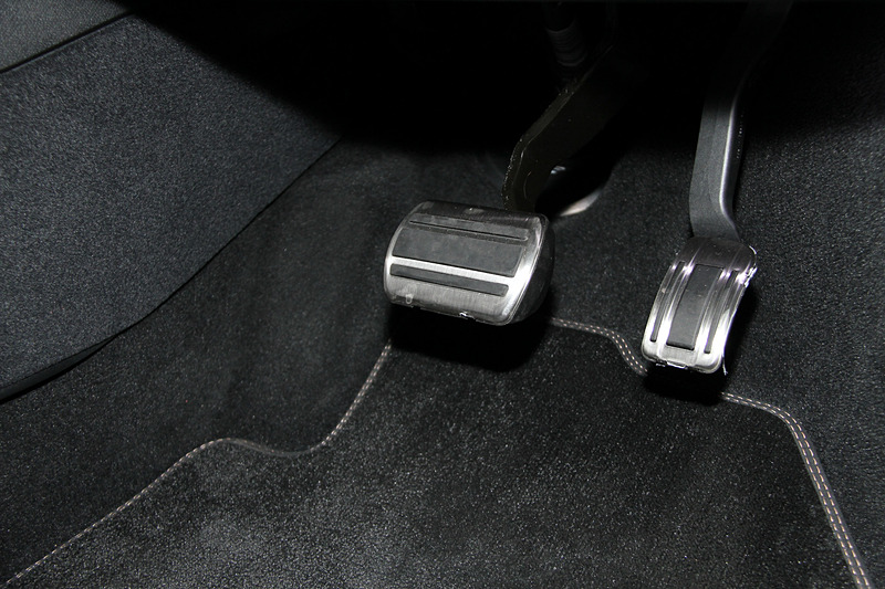 インテリアではアルミペダル/フロントドアステップガード、FOCALプレミアム HiFiシステムなどを装備するほか、ナッパレザーシート/ナイトビジョン/フルパークアシスト360°ビジョン/パノラミックサンルーフをパッケージ化したオプション「フルパッケージ」を装着