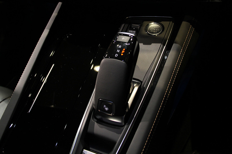 インテリアではアルミペダル/フロントドアステップガード、FOCALプレミアム HiFiシステムなどを装備するほか、ナッパレザーシート/ナイトビジョン/フルパークアシスト360°ビジョン/パノラミックサンルーフをパッケージ化したオプション「フルパッケージ」を装着