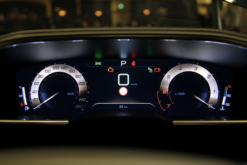 上記の508 GT BlueHDiと同等の装備が与えられる508 GT Lineのインテリア。ラゲッジスペースについては5名乗車時が487L、2名乗車時が1537L。2名乗車時の容量は先代比で156L増となる