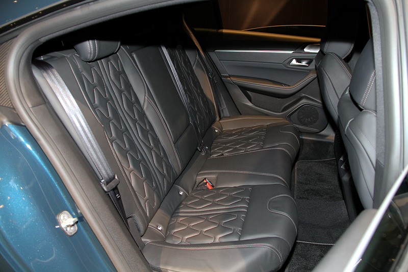 上記の508 GT BlueHDiと同等の装備が与えられる508 GT Lineのインテリア。ラゲッジスペースについては5名乗車時が487L、2名乗車時が1537L。2名乗車時の容量は先代比で156L増となる